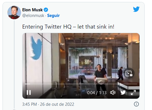 Musk entrando na sede do twitter